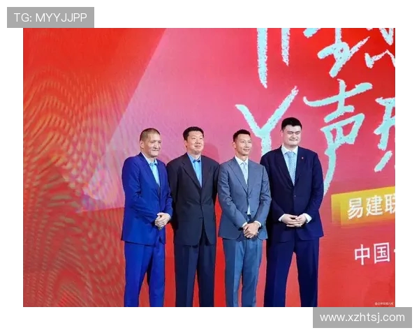 开拓者新赛季亮相 杨瀚森背粉色书包 格兰特传统服饰引人注目